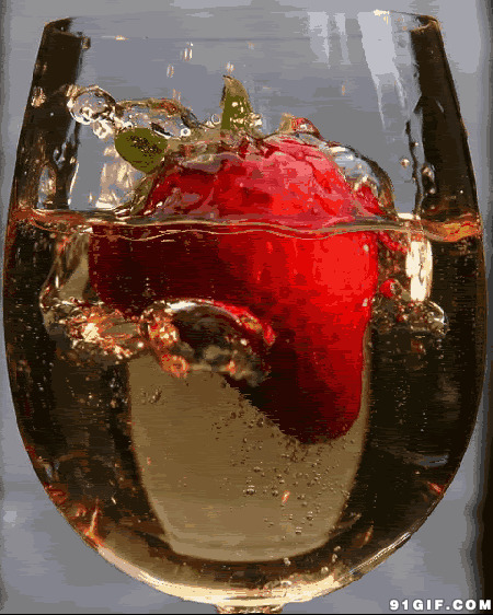 酒杯泡红草莓动态图片