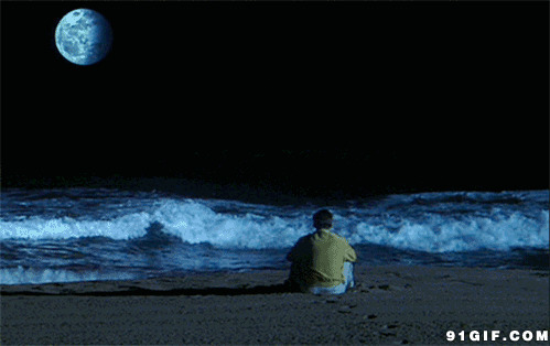 孤寂男人海边观夜潮图片