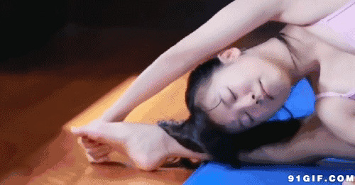 体操少女训练压腿图片
