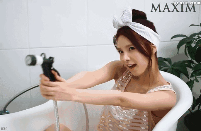 可爱俏皮女孩浴缸玩水枪图片:水枪,浴缸