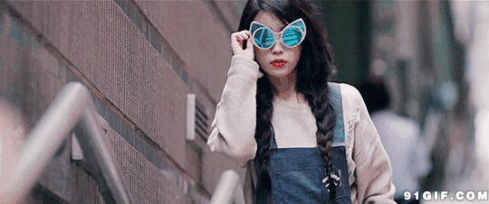 少女夸张蓝色太阳镜图片:眼镜,太阳镜