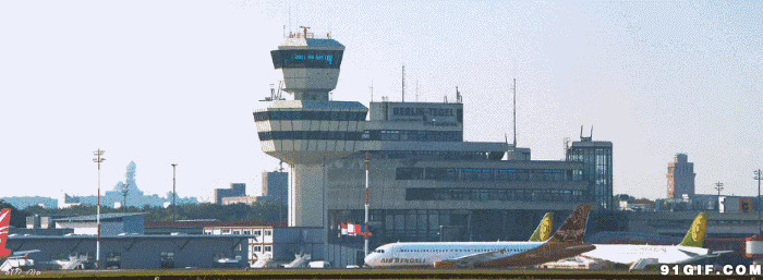 飞机平稳降落机场图片:飞机,机场