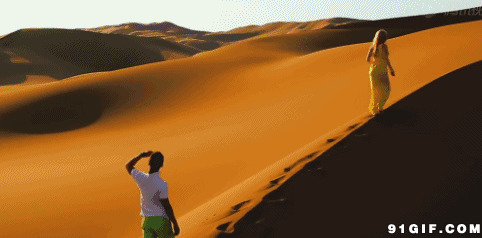 男女沙漠快乐旅途图片