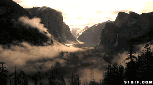 云雾缭绕山间图片