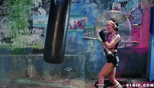 女孩拳击打沙包训练图片:拳击,沙包