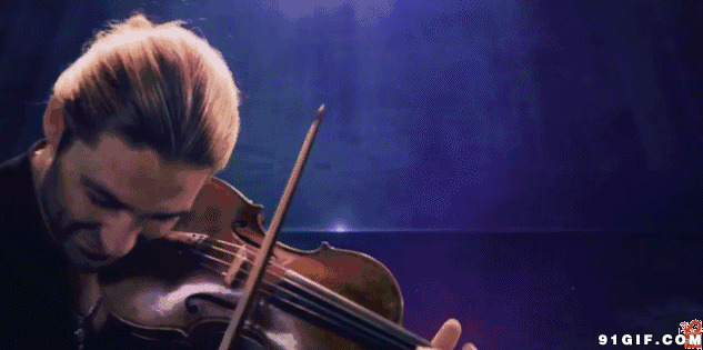 小提琴手神情投入动态图:小提琴