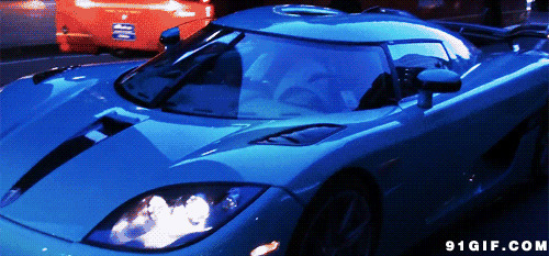 蓝色跑车驶过街头动态图