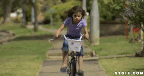小孩勇往直前的骑车子动态图