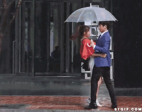 情侣雨中抱着转身动态图:情侣,打伞,雨伞