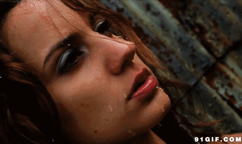 雨水打湿脸庞的女人抽烟动态图:抽烟,伤心,伤感,流泪