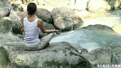 溪水边静静地练瑜伽动态图