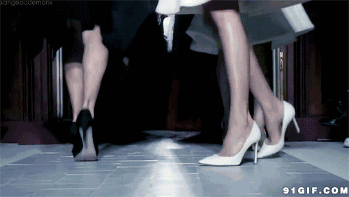 穿高跟鞋女人走动动态图:高跟鞋,转圈