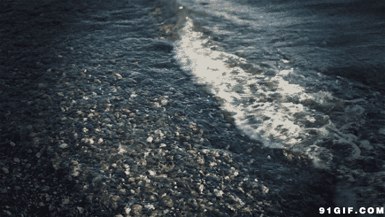 清澈的海水冲刷鹅卵石动态图:海水,海浪