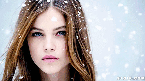 雪花飘落在女人头发上动态图:雪花,下雪