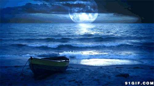 月光照亮海边小木船动态图