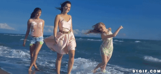 女人赤脚欢乐走海边动态图