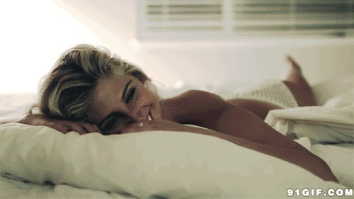 女人趴床上露笑容动态图:床上,欧美,少女