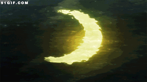 水中一轮明亮弯月动态图:月亮,明亮