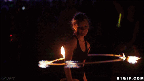 惊险的玩带火的呼啦圈动态图:呼啦圈