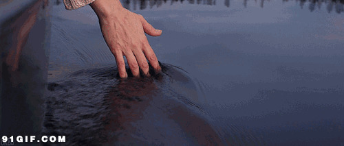手指划过江中水面图片:手指,水面,划水