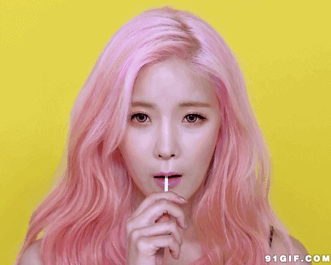 粉色头发女孩吃棒棒糖图片