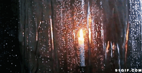 烛光照亮窗外的雨水图片:窗外,蜡烛,雨珠,窗户
