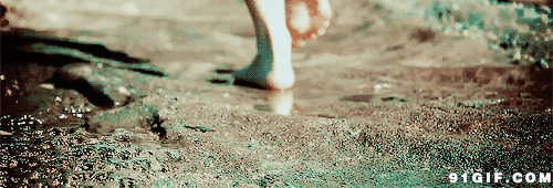 赤脚走在泥土路图片