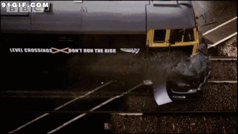 列车铁轨压扁小轿车图片:火车,车祸,事故