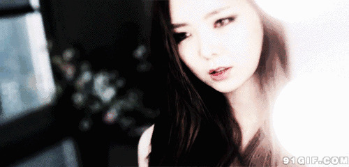 女孩打粉底化妆图片:化妆