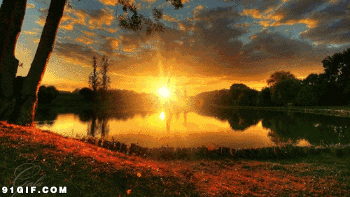 太阳光线照亮湖面风景图片