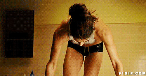 女子浴缸锻炼手臂图片:锻炼,女汉子,腹肌