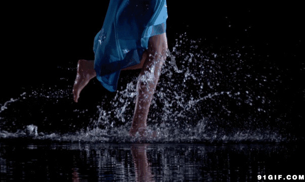 行走溅起水花图片:水花,踩水,淌水