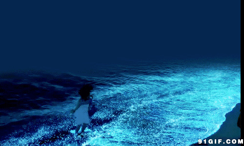 女子蓝色大海戏水动态图:大海,戏水,海边