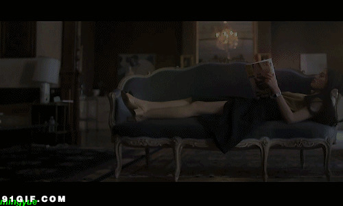 女人躺沙发看书动态图