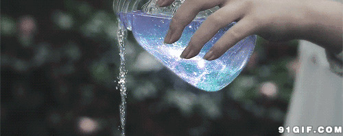 瓶子倒水晶莹剔透动态图:倒水,透明