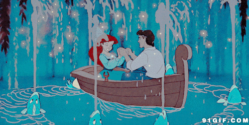 情侣在小船里亲昵的握手动态图:情侣,小船