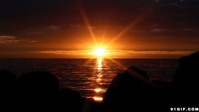 海上旭日东升照耀水面动态图:太阳,升起