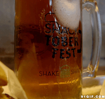 细腻啤酒沫流出杯子外动态图:啤酒,酒杯
