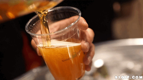 玻璃酒杯倒啤酒动态图:倒酒,啤酒