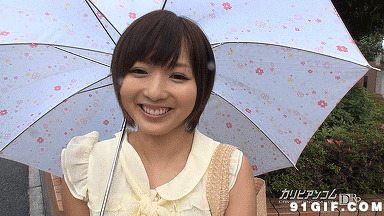 撑伞女孩微笑招手动态图:打伞,微笑,雨伞