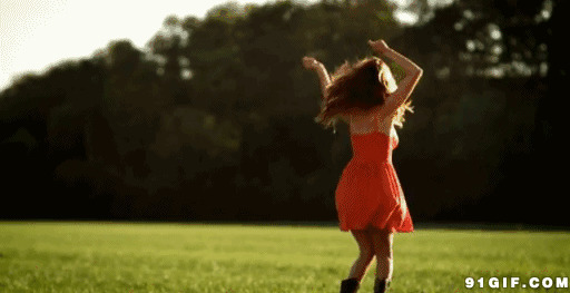 红衣裙女人草地上欢快的跳舞动态图:舞蹈,开心