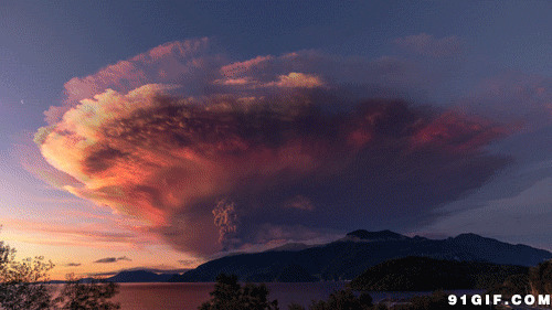火山爆发熔岩燃烧动态图:火山,燃烧,云朵