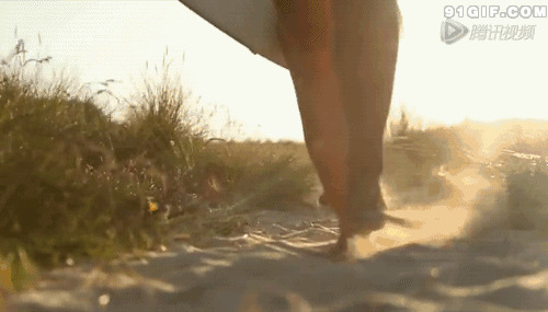 荒野赤脚踩黄沙动态图:赤脚,沙子,走路