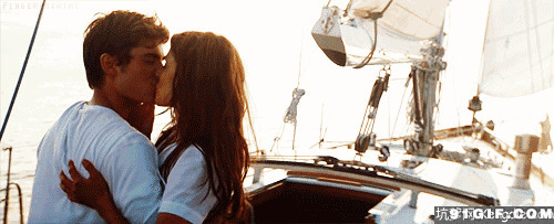 游艇上情侣亲吻动态图:情侣,亲吻,拥抱