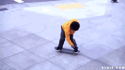 小男孩滑板车过障碍动态图:滑板车,滑板