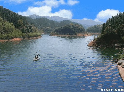翠绿山湖心一叶小舟动态图:小船,湖水,水波