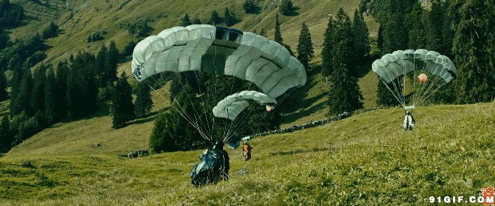 降落伞平稳降落山坡动态图:降落伞,降落