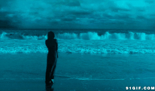 长裙飘飘女人海边看海动态图:大海,海边长裙