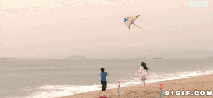 姐弟俩海滩放风筝动态图:放风筝