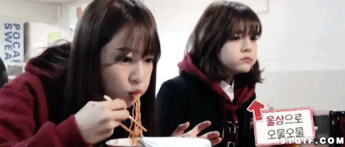 两个韩国女孩吃泡面动态图:泡面,吃面